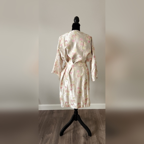 Gorgeous floral print robe - Picture 2 of 8